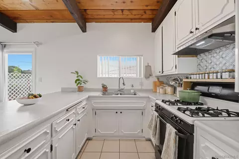 Kitchen - 395 San Roque, Escondido, CA 92025 photo 5 of 6