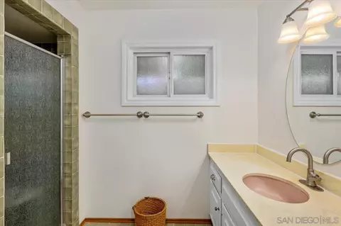 Bath - 877 Montview Dr, Escondido, CA 92025 photo 1 of 3