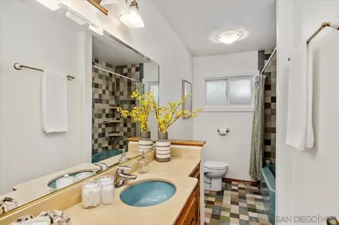 Bath - 877 Montview Dr, Escondido, CA 92025 photo 2 of 3