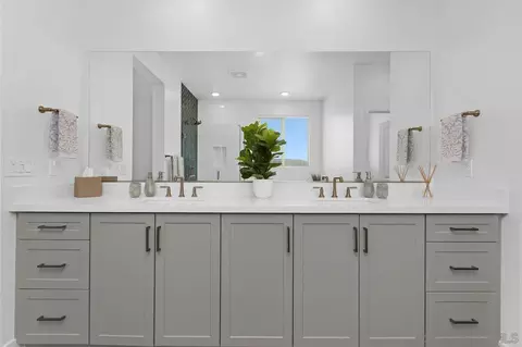 Bath - 712 Meadowood St, Fallbrook, CA 92028 photo 2 of 5