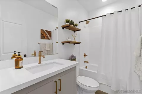 Bath - 712 Meadowood St, Fallbrook, CA 92028 photo 4 of 5