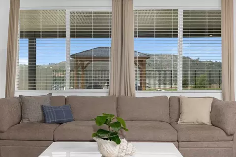 Living - 712 Meadowood St, Fallbrook, CA 92028 photo 2 of 2
