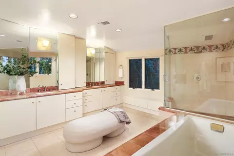 Bath - 2065 Soledad Ave, La Jolla, CA 92037 photo 2 of 4