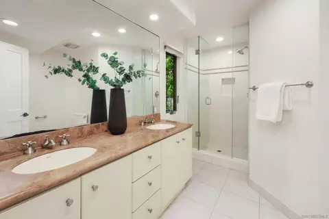 Bath - 2065 Soledad Ave, La Jolla, CA 92037 photo 3 of 4