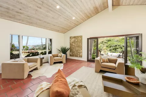 Living - 2065 Soledad Ave, La Jolla, CA 92037 photo 3 of 12