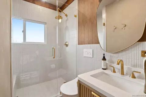 Bath - 430 Moonlight Ln, Encinitas, CA 92024 photo 2 of 2