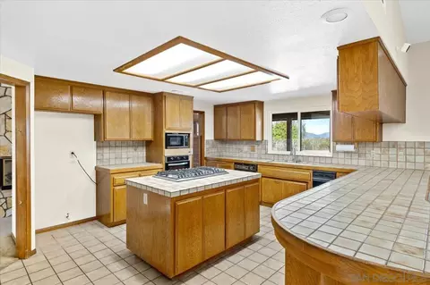 Kitchen - 17648 Valle Verde Rd, Poway, CA 92064 photo 3 of 4