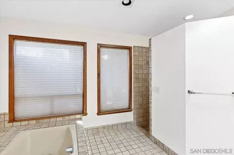 Bath - 17648 Valle Verde Rd, Poway, CA 92064 photo 2 of 4