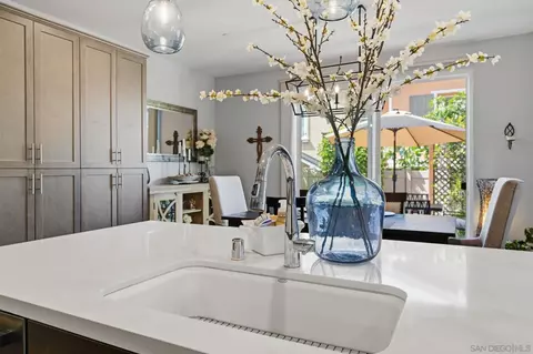 Kitchen - 676 Manzanita Ln, Encinitas, CA 92024 photo 4 of 6