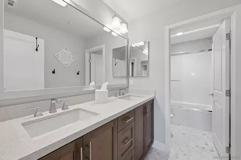 Bath - 676 Manzanita Ln, Encinitas, CA 92024 photo 2 of 5