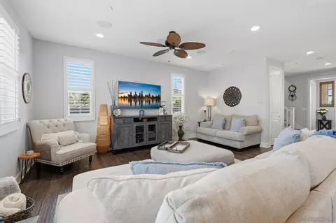Living - 676 Manzanita Ln, Encinitas, CA 92024 photo 2 of 3
