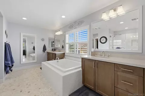 Bath - 676 Manzanita Ln, Encinitas, CA 92024 photo 3 of 5
