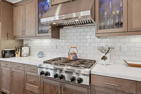 Kitchen - 676 Manzanita Ln, Encinitas, CA 92024 photo 5 of 6