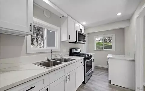 Kitchen - 201 Hillside Spur, Cedar Glen, CA 92321 photo 2 of 3