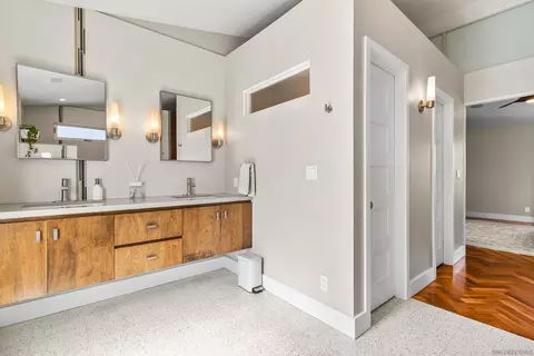 Bath - 1041 Saint Albans #1, Encinitas, CA 92024 photo 2 of 6