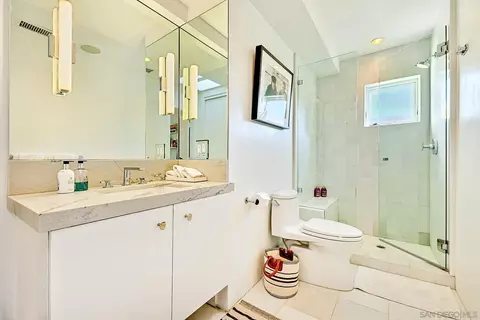 Bath - 231 Bonair St, La Jolla, CA 92037 photo 4 of 5