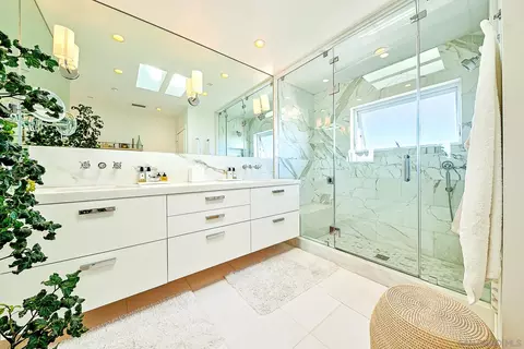 Bath - 231 Bonair St, La Jolla, CA 92037 photo 2 of 5