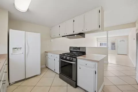 Kitchen - 2012 E Mission Ave #11, Escondido, CA 92027 photo 3 of 4