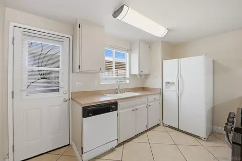 Kitchen - 2012 E Mission Ave #11, Escondido, CA 92027 photo 2 of 4