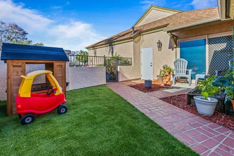 Exterior - 906 Sendero Ave, Escondido, CA 92026 photo 4 of 9