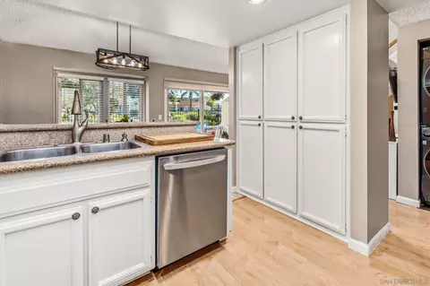Kitchen - 906 Sendero Ave, Escondido, CA 92026 photo 4 of 4