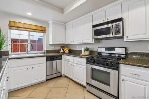 Kitchen - 669 Rue Le Blanc, Chula Vista, CA 91913 photo 4 of 7