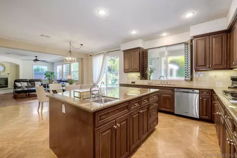 993 Hawthorne Creek Dr, Chula Vista, CA 91914
