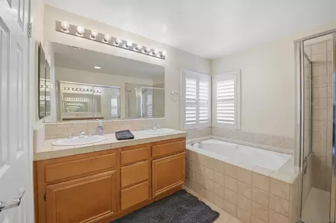 Bath - 3234 Meadow Grass Ln, Escondido, CA 92027 photo 3 of 4