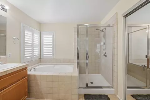 Bath - 3234 Meadow Grass Ln, Escondido, CA 92027 photo 4 of 4