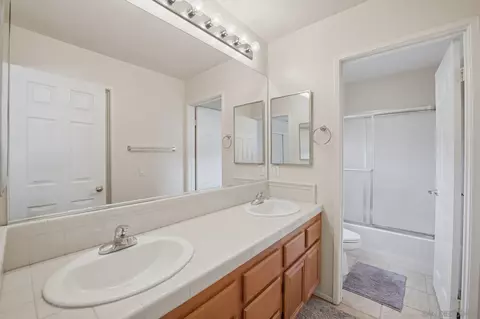 Bath - 3234 Meadow Grass Ln, Escondido, CA 92027 photo 2 of 4