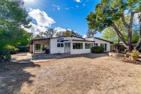 Exterior - 8575 N La Jolla Scenic Dr, La Jolla, CA 92037 photo 3 of 5