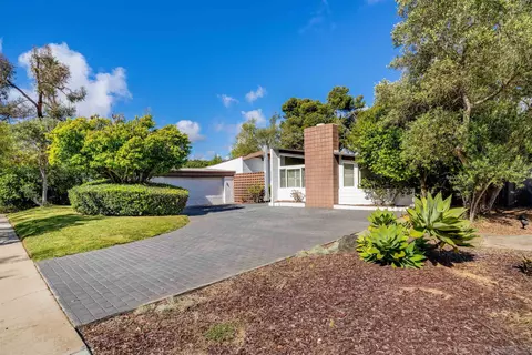 8575 N La Jolla Scenic Dr, La Jolla, CA 92037