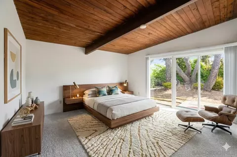 Bedroom - 8575 N La Jolla Scenic Dr, La Jolla, CA 92037 photo 3 of 7