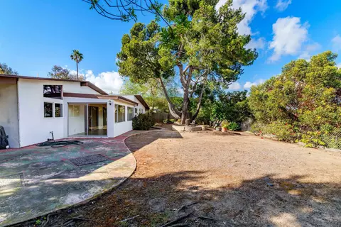 Exterior - 8575 N La Jolla Scenic Dr, La Jolla, CA 92037 photo 4 of 5