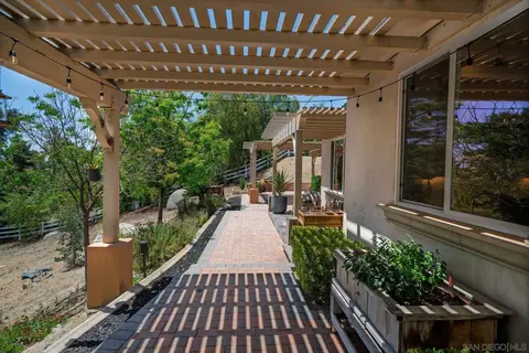 Exterior - 41025 Los Ranchos Cir, Temecula, CA 92592 photo 2 of 6