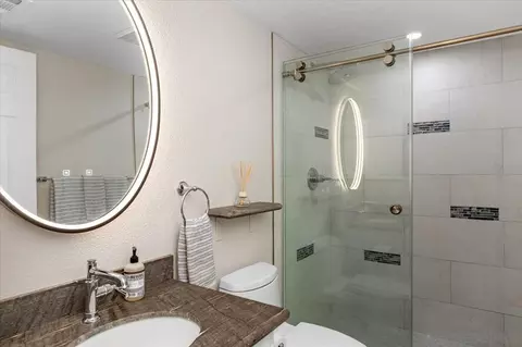 Bath - 962 Chardonney Way, Escondido, CA 92029 photo 1 of 4