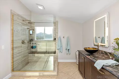 Bath - 962 Chardonney Way, Escondido, CA 92029 photo 3 of 4