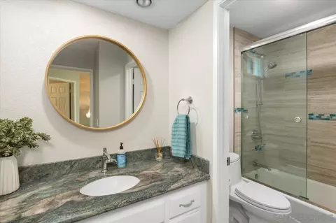 Bath - 962 Chardonney Way, Escondido, CA 92029 photo 4 of 4