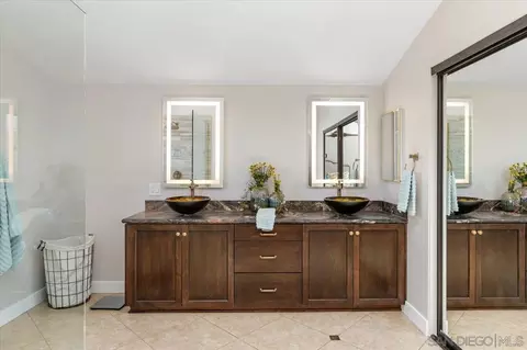 Bath - 962 Chardonney Way, Escondido, CA 92029 photo 2 of 4
