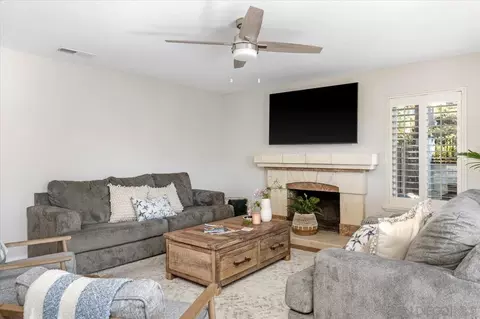 Living - 962 Chardonney Way, Escondido, CA 92029 photo 6 of 6