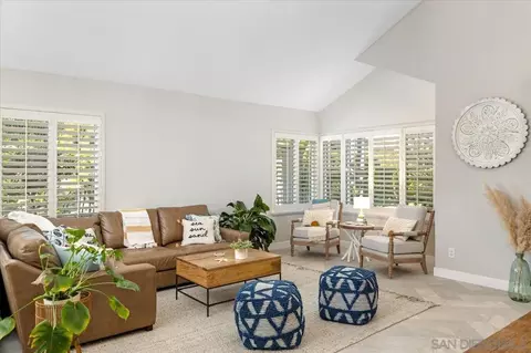 Living - 962 Chardonney Way, Escondido, CA 92029 photo 3 of 6
