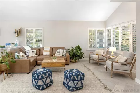 Living - 962 Chardonney Way, Escondido, CA 92029 photo 2 of 6
