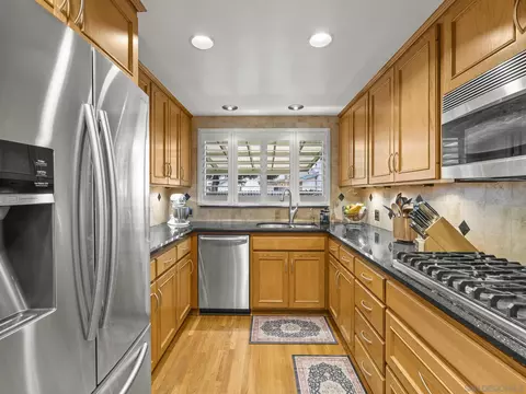 Kitchen - 672 Brockwood Dr, El Cajon, CA 92021 photo 3 of 4