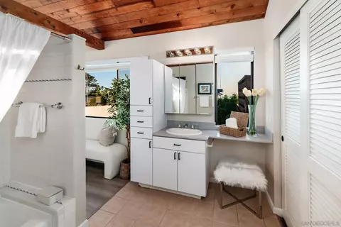 Bath - 219 11th St, Del Mar, CA 92014 photo 1 of 3