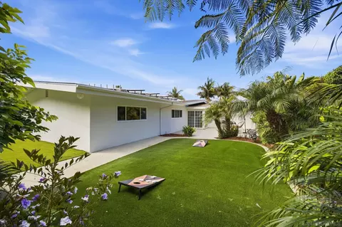Exterior - 7202 Via Capri, La Jolla, CA 92037 photo 5 of 12