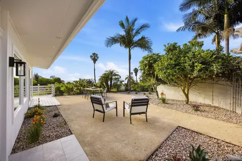 Exterior - 7202 Via Capri, La Jolla, CA 92037 photo 11 of 12