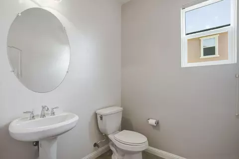 Bath - 5610 Chincoteague Ct, Oceanside, CA 92057 photo 2 of 4