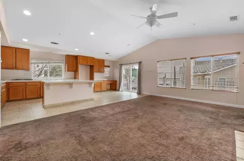Living - 2269 Pointe Pkwy, Spring Valley, CA 91978 photo 3 of 9