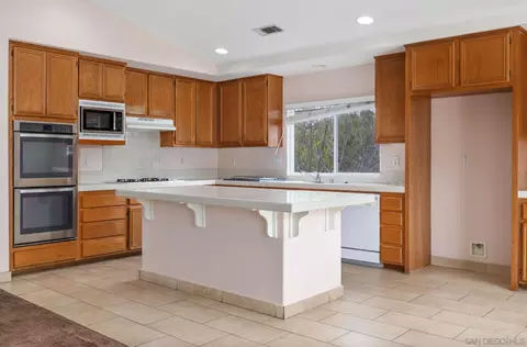 Kitchen - 2269 Pointe Pkwy, Spring Valley, CA 91978 photo 2 of 3