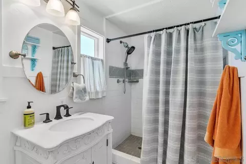 Bath - 205 Calla Ave, Imperial Beach, CA 91932 photo 2 of 3